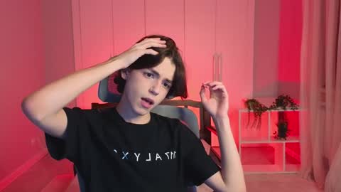 Snapshot of b0y_fantasy chatting on January 16, 2025, 5:33 pm Elios online show from January 16, 2025, 5:33 pm