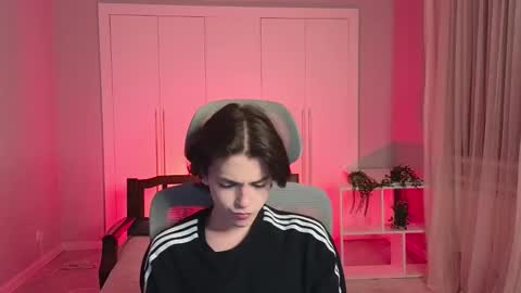 Snapshot of b0y_fantasy chatting on January 20, 2025, 7:57 pm Elios online show from January 20, 2025, 7:57 pm