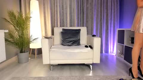 Lisa online show from September 18, 2025, 4:03 am