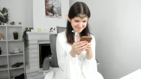 Evalena maybe just Eva online show from November 5, 2025, 5:29 am