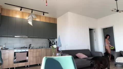 mei online show from October 14, 2025, 4:02 am