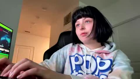 Snapshot of babyblue0194 chatting on October 23, 2025, 5:33 pm babybray online show from October 23, 2025, 5:33 pm