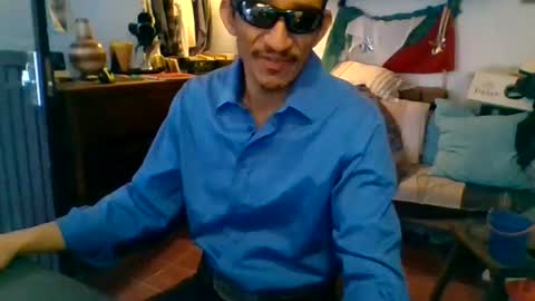 Snapshot of badhombremx chatting on February 27, 2025, 4:10 pm Mexican livin Off the Wall online show from February 27, 2025, 4:10 pm