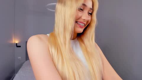 Mia online show from May 10, 2026, 3:39 pm