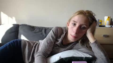 Snapshot of barelylegalblondy chatting on March 6, 2025, 8:19 am Lena online show from March 6, 2025, 8:19 am
