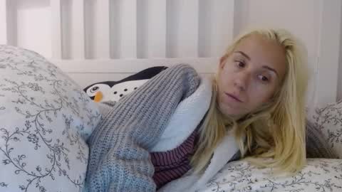 Snapshot of barelylegalblondy chatting on September 9, 2025, 9:31 am Lena online show from September 9, 2025, 9:31 am