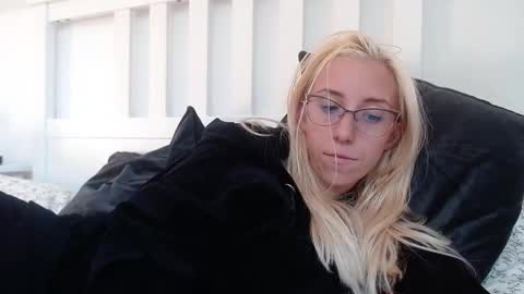 Snapshot of barelylegalblondy chatting on September 10, 2025, 4:07 pm Lena online show from September 10, 2025, 4:07 pm