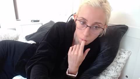 Snapshot of barelylegalblondy chatting on September 11, 2025, 3:45 pm Lena online show from September 11, 2025, 3:45 pm