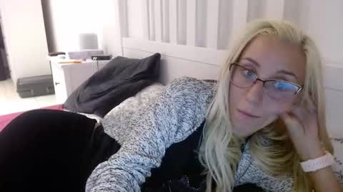 Snapshot of barelylegalblondy chatting on September 14, 2025, 5:34 pm Lena online show from September 14, 2025, 5:34 pm
