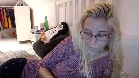 Snapshot of barelylegalblondy chatting on October 6, 2025, 11:29 am Lena online show from October 6, 2025, 11:29 am
