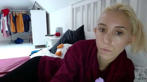 Snapshot of barelylegalblondy chatting on October 18, 2025, 12:06 pm Lena online show from October 18, 2025, 12:06 pm