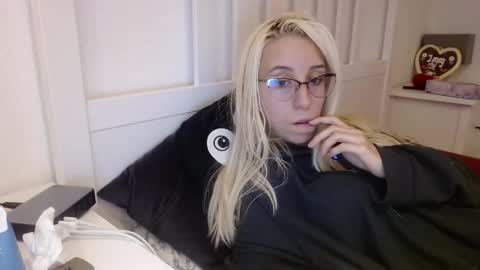 Snapshot of barelylegalblondy chatting on October 27, 2025, 11:03 am Lena online show from October 27, 2025, 11:03 am
