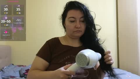 Snapshot of bbw_milf_4u chatting on January 22, 2025, 6:42 am Emma online show from January 22, 2025, 6:42 am