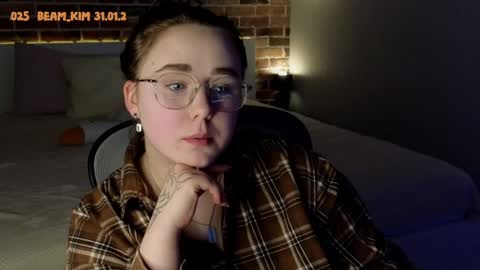 kim3 INDEPENDENT MODEL online show from February 4, 2025, 10:24 pm