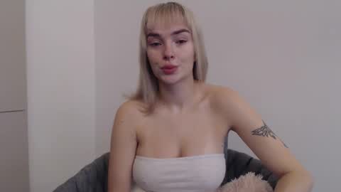 Snapshot of beauty_xpolly chatting on October 8, 2025, 9:40 am POLLY online show from October 8, 2025, 9:40 am