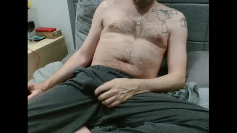 Snapshot of beautysbrit chatting on April 3, 2026, 9:02 pm BeautysBrit online show from April 3, 2026, 9:02 pm