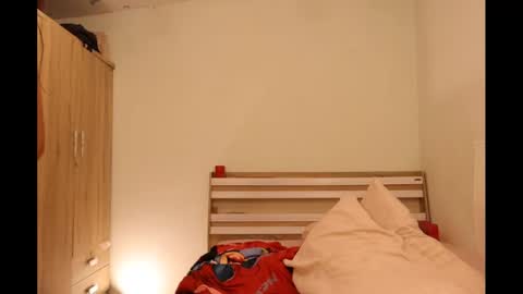 bee_thai online show from March 3, 2025, 3:31 pm