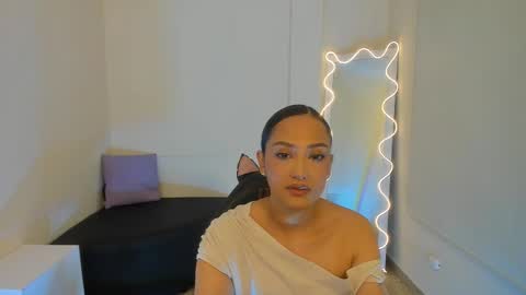 BELLA online show from September 10, 2025, 1:33 pm