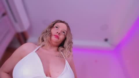 isabella online show from March 5, 2025, 9:48 pm