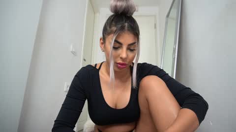 Emma  Bella online show from October 2, 2025, 11:45 pm