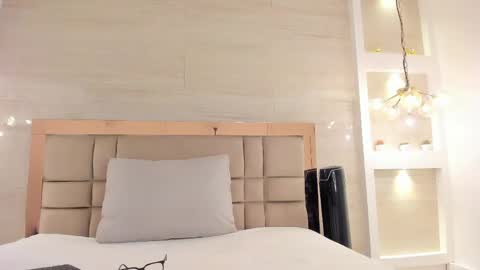  BELLA  online show from April 15, 2026, 3:13 am