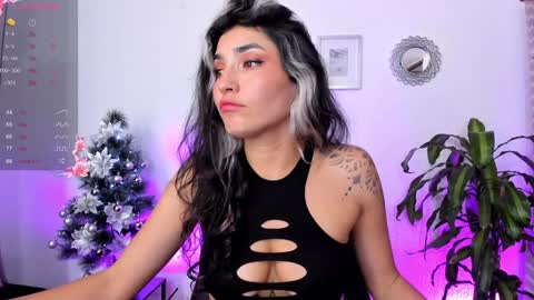 Snapshot of bella_thorne3 chatting on December 14, 2024, 7:46 pm Bella online show from December 14, 2024, 7:46 pm