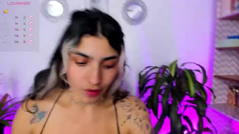 Snapshot of bella_thorne3 chatting on January 18, 2025, 3:20 am Bella online show from January 18, 2025, 3:20 am