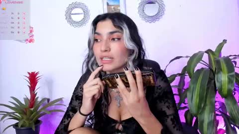 Snapshot of bella_thorne3 chatting on February 6, 2025, 10:53 pm Bella online show from February 6, 2025, 10:53 pm