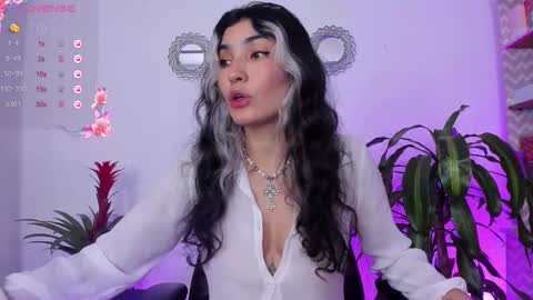 Snapshot of bella_thorne3 chatting on February 9, 2025, 10:21 pm Bella online show from February 9, 2025, 10:21 pm