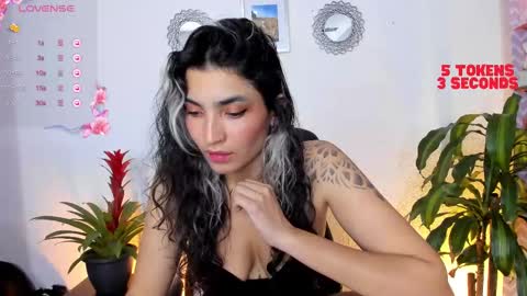 Snapshot of bella_thorne3 chatting on February 15, 2025, 1:31 am Bella online show from February 15, 2025, 1:31 am