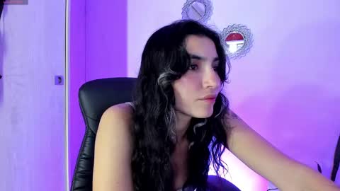 Snapshot of bella_thorne3 chatting on October 8, 2025, 2:09 am Bella online show from October 8, 2025, 2:09 am