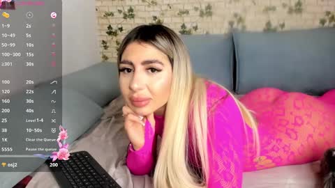 Snapshot of belle_hallle chatting on December 7, 2024, 8:05 pm LucyJelly online show from December 7, 2024, 8:05 pm