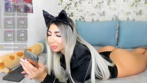 Snapshot of belle_hallle chatting on January 6, 2025, 9:32 pm LucyJelly online show from January 6, 2025, 9:32 pm