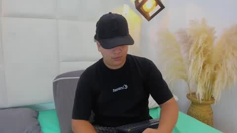 bennett_alejoo online show from September 22, 2025, 10:56 pm