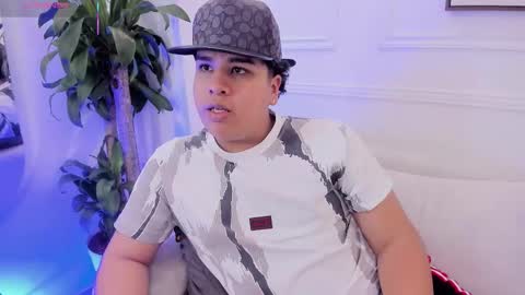 bennett_alejoo online show from September 23, 2025, 4:10 pm