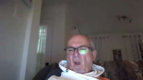 Snapshot of bernard1102 chatting on December 3, 2024, 10:29 pm bernard1102 online show from December 3, 2024, 10:29 pm