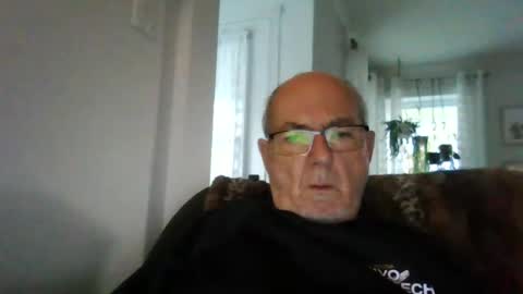 Snapshot of bernard1102 chatting on September 11, 2025, 10:37 am bernard1102 online show from September 11, 2025, 10:37 am