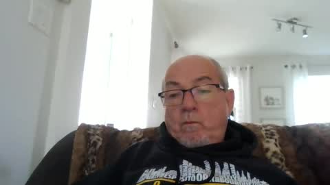 Snapshot of bernard1102 chatting on September 15, 2025, 12:27 pm bernard1102 online show from September 15, 2025, 12:27 pm