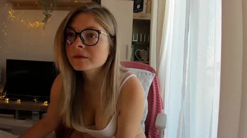 Snapshot of bestgirl_ofthe_neighborhood chatting on December 12, 2024, 8:03 am Vicky   online show from December 12, 2024, 8:03 am