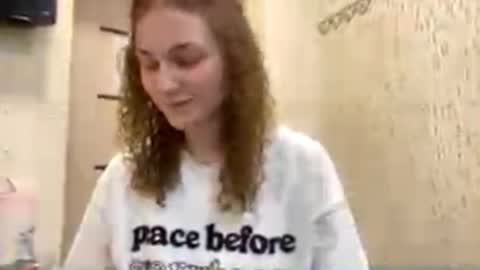 Snapshot of beverleebartus chatting on April 2, 2026, 8:34 am Sophie online show from April 2, 2026, 8:34 am