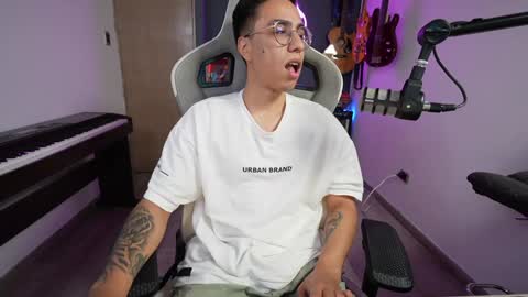 bigxboy96 online show from February 6, 2025, 4:42 am