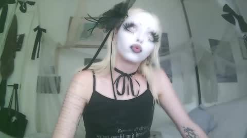 Snapshot of bl0odsyring3 chatting on October 4, 2025, 7:01 pm vampire fang online show from October 4, 2025, 7:01 pm
