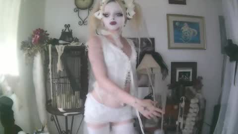Snapshot of bl0odsyring3 chatting on October 17, 2025, 7:38 pm vampire fang online show from October 17, 2025, 7:38 pm