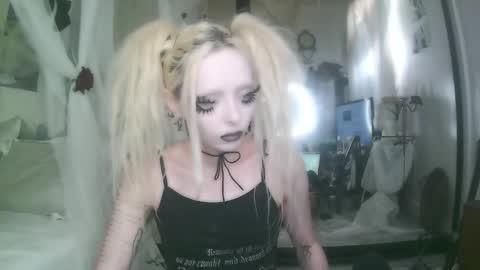 vampire fang  online show from December 17, 2025, 10:16 pm