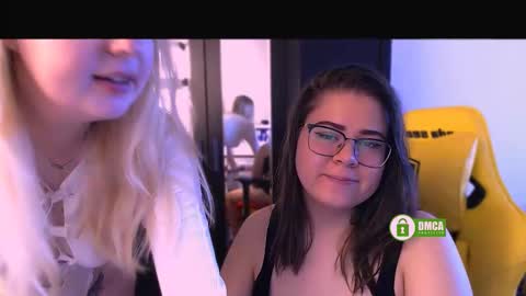 Sasha and Bella online show from September 25, 2025, 6:28 am