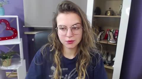 Z O E Y online show from December 31, 2024, 5:44 am