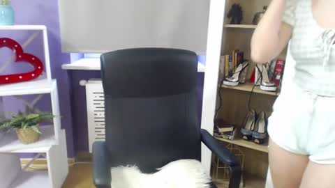 Z O E Y online show from January 7, 2025, 11:48 am