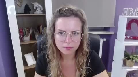 Z O E Y online show from September 22, 2025, 4:25 am