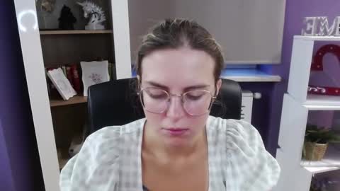 Z O E Y online show from September 25, 2025, 5:00 am