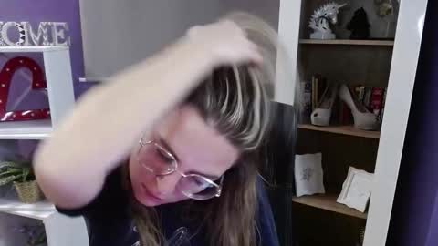 Z O E Y online show from November 19, 2025, 5:51 am